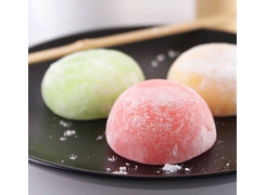 Glace MOCHI  2 BOULES Goût: Mangue, Chocolat&Vanille, Thé vert, Lychée, Vanille, Pistache, Passion, Sakura, Chocolat&Coco, Myrtille.